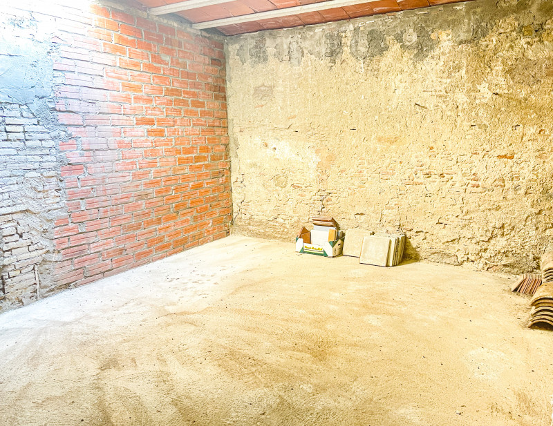 <p>Castellón d Empúries; Town house for investment of 2 floors</p>