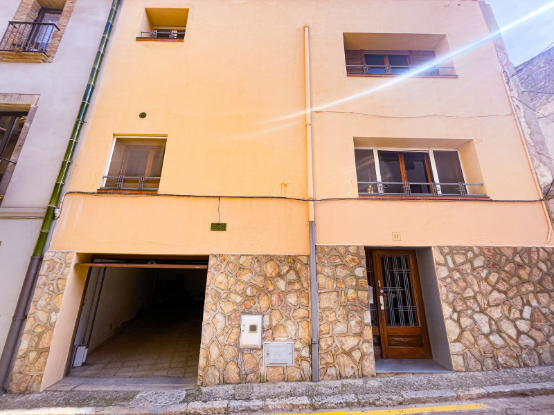 <p>Castellón d Empúries; Town house for investment of 2 floors</p>