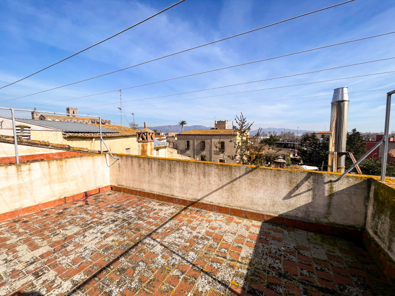 <p>Castellón d Empúries; Town house for investment of 2 floors</p>