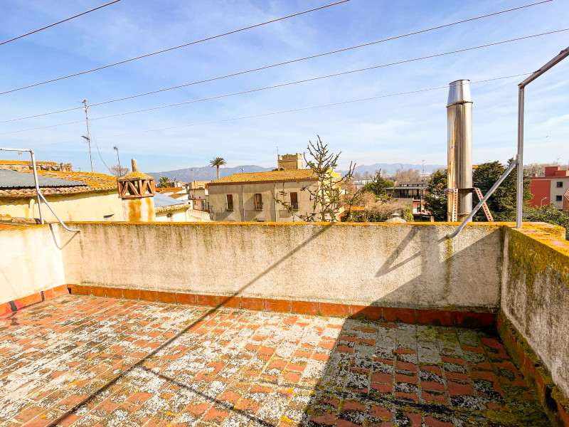 <p>Castellón d Empúries; Town house for investment of 2 floors</p>