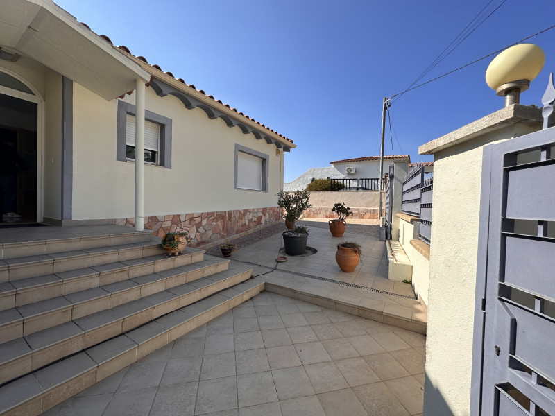 <p>House with sea views</p>