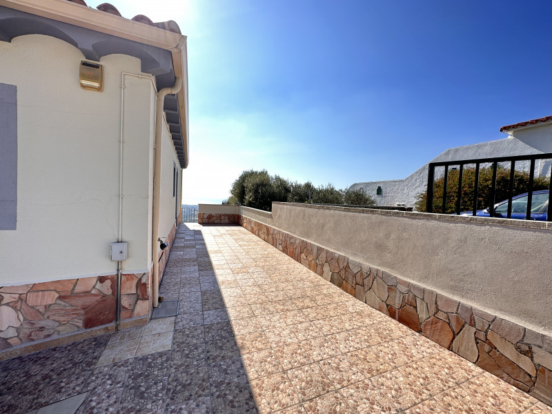 <p>House with sea views</p>