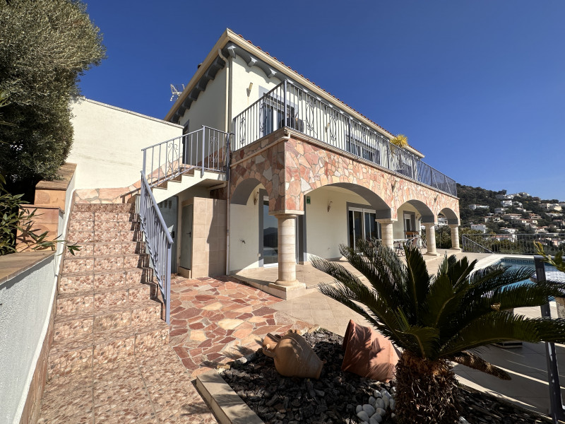 <p>House with sea views</p>