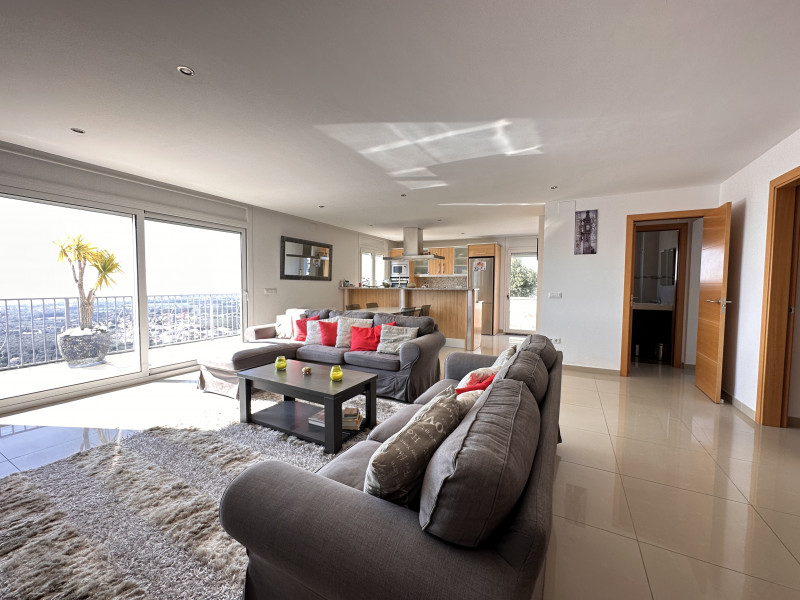 <p>House with sea views</p>