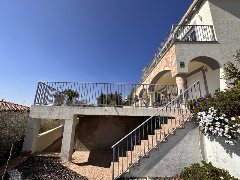 <p>House with sea views</p>