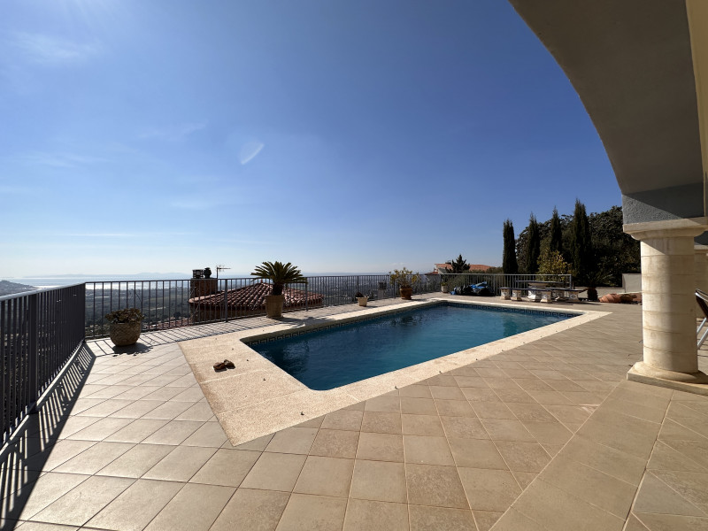 <p>House with sea views</p>