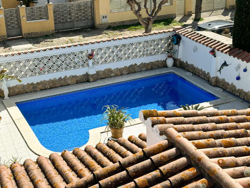 Empuriabrava: Casa majestuosa cerca del canal
