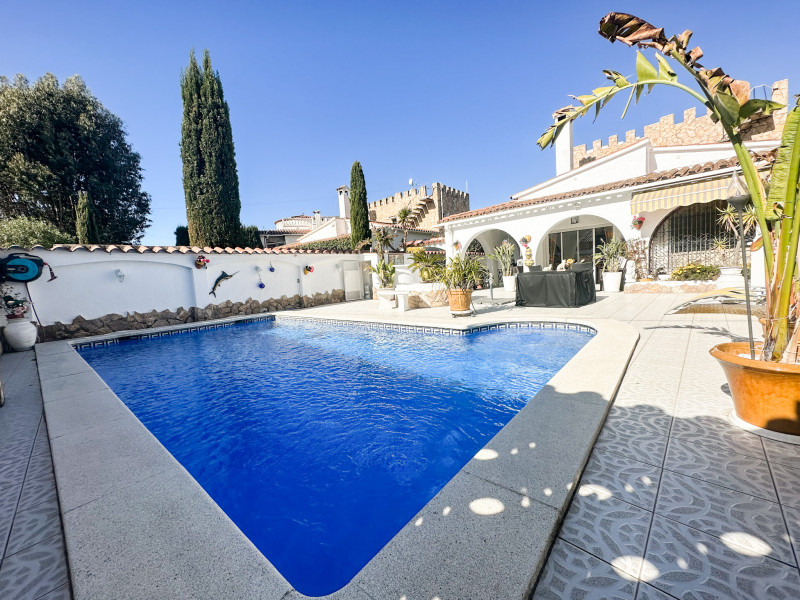 Empuriabrava: Casa majestuosa cerca del canal