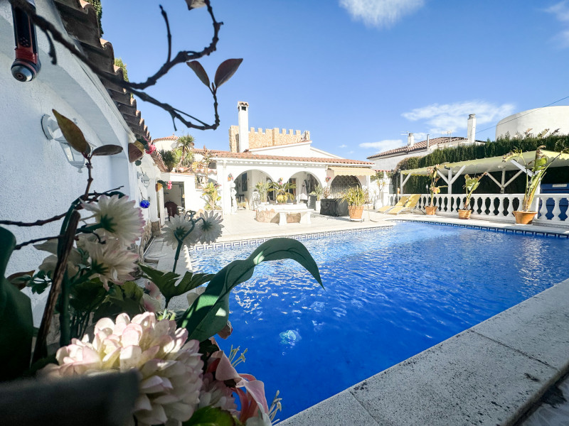 Empuriabrava: Casa majestuosa cerca del canal