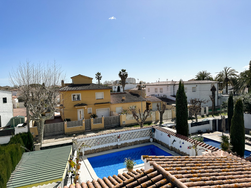 Empuriabrava: Casa majestuosa cerca del canal