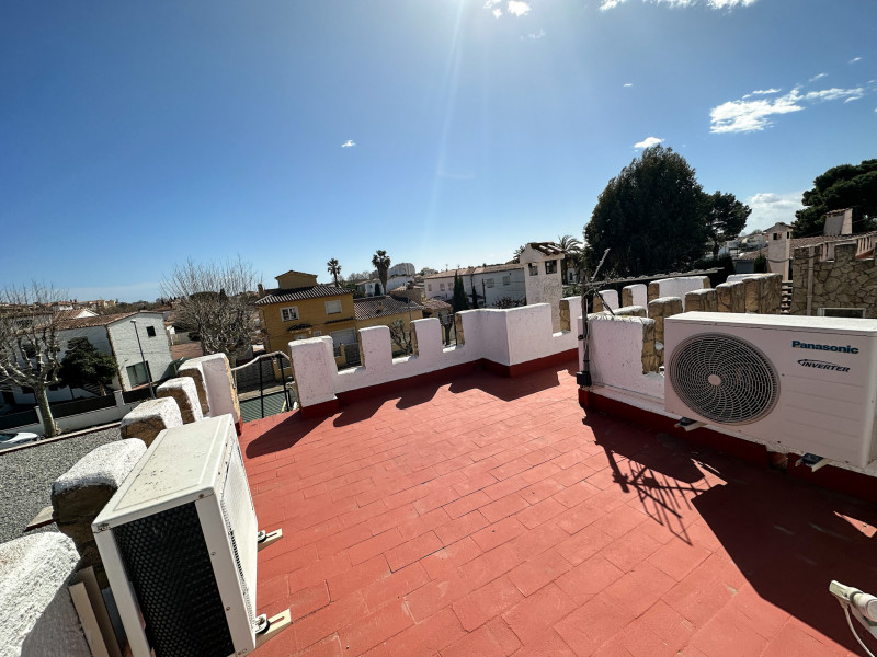 Empuriabrava: Casa majestuosa cerca del canal