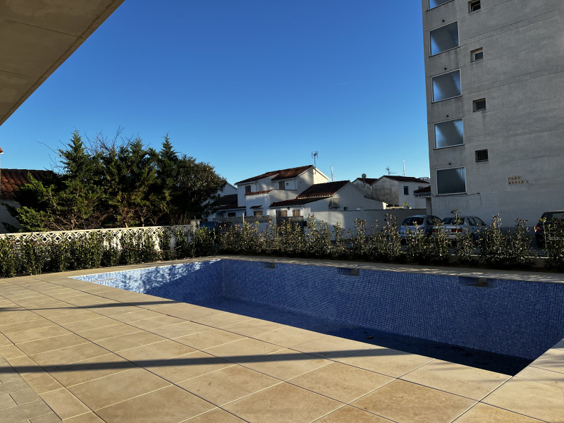 Apartamento en venta en Roses, con 2 dormitorios y terraza. Piscina.