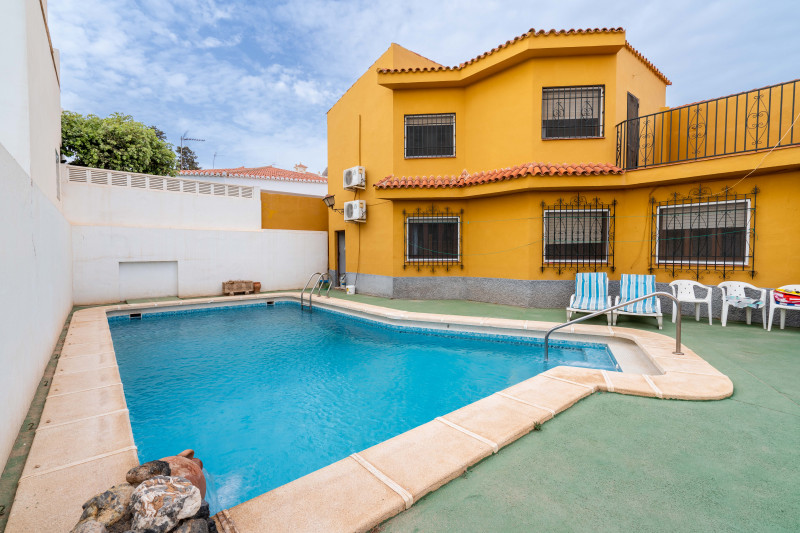 CHALET CON PISCINA EN AGUADULCE CENTRO