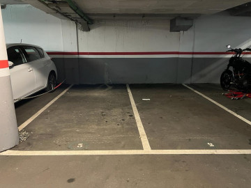  8 places d'aparcament al mateix parking
