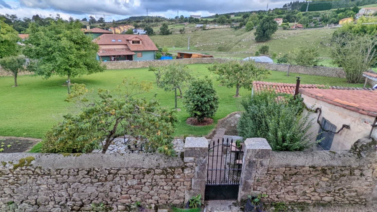 Casa de Piedra con terreno urbano en Valles, a poca distancia de Torrelavega y Santillana del Mar