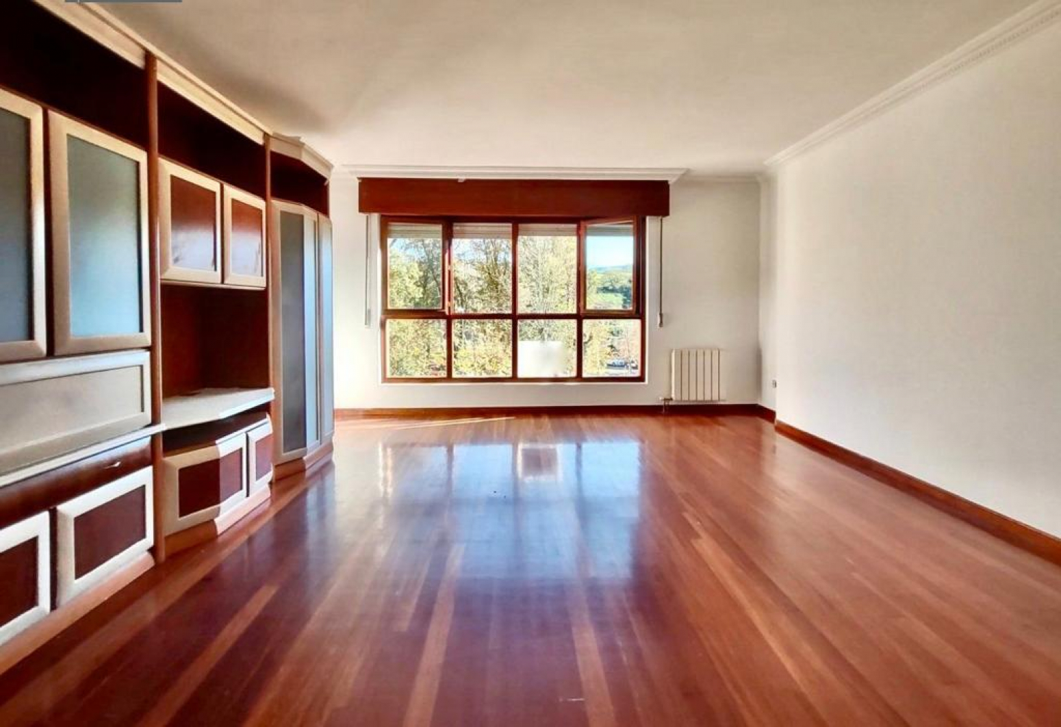 Amplio piso en Sarón, con 3 habitaciones, terraza, 2 plazas de garaje y 2 trasteros.