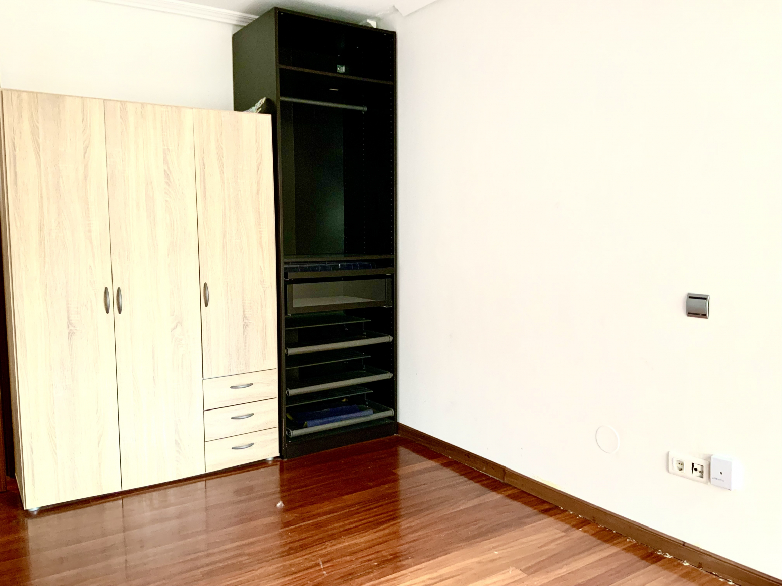 Amplio piso en Sarón, con 3 habitaciones, terraza, 2 plazas de garaje y 2 trasteros.